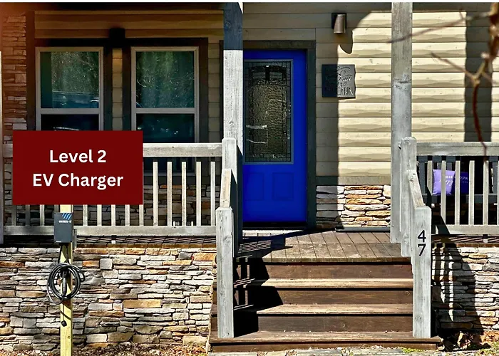 King Suite! Hot Tub, Arcade Games, L2 Ev, Fire Pit, Kids Playset, Ping Pong, Dog Friendly