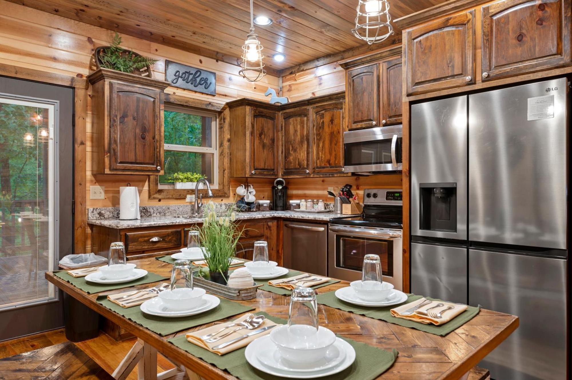 Hébergement de vacances King Suite! Hot Tub, Arcade Games, L2 Ev, Fire Pit, Kids Playset, Ping Pong, Dog Friendly