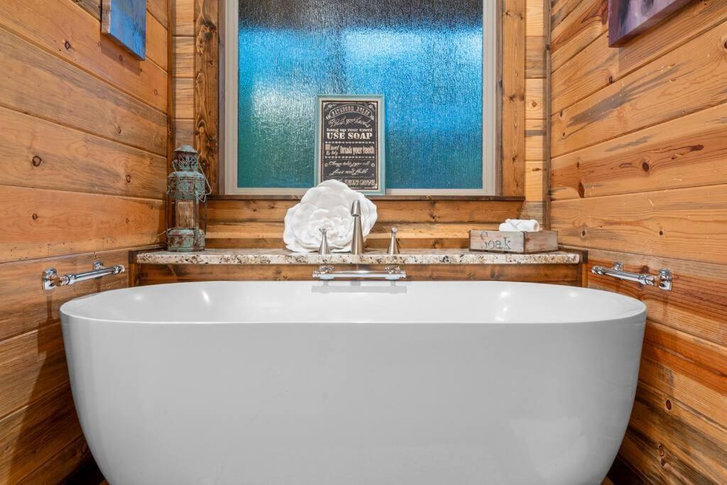 King Suite! Hot Tub, Arcade Games, L2 Ev, Fire Pit, Kids Playset, Ping Pong, Dog Friendly Hébergement de vacances *