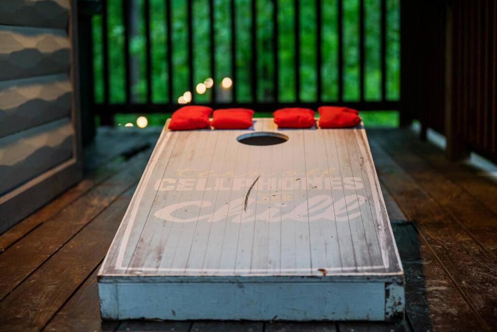 King Suite! Hot Tub, Arcade Games, L2 Ev, Fire Pit, Kids Playset, Ping Pong, Dog Friendly Broken Bow