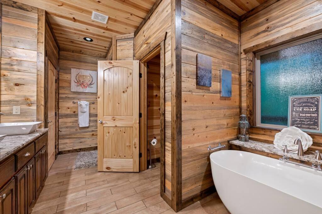 King Suite! Hot Tub, Arcade Games, L2 Ev, Fire Pit, Kids Playset, Ping Pong, Dog Friendly Hébergement de vacances *