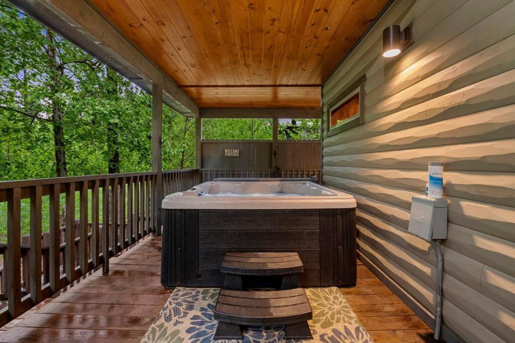 King Suite! Hot Tub, Arcade Games, L2 Ev, Fire Pit, Kids Playset, Ping Pong, Dog Friendly