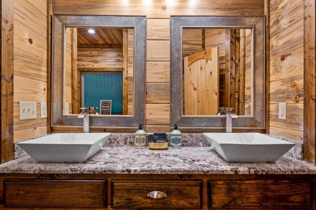 Holiday home King Suite! Hot Tub, Arcade Games, L2 Ev, Fire Pit, Kids Playset, Ping Pong, Dog Friendly Broken Bow