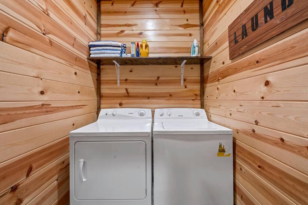 King Suite! Hot Tub, Arcade Games, L2 Ev, Fire Pit, Kids Playset, Ping Pong, Dog Friendly