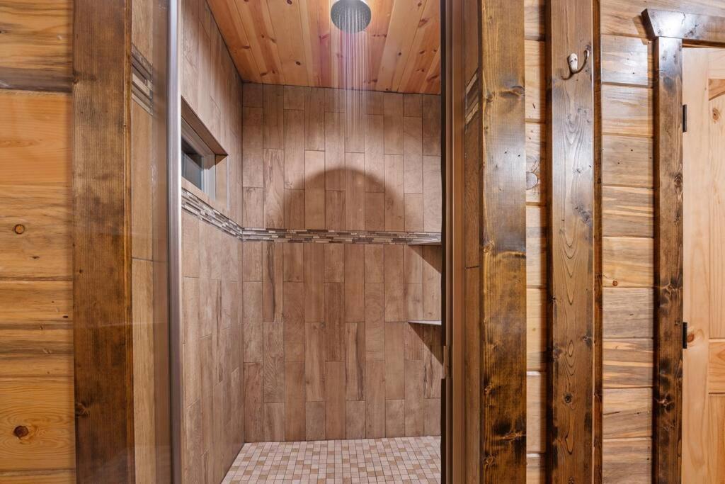 Hébergement de vacances King Suite! Hot Tub, Arcade Games, L2 Ev, Fire Pit, Kids Playset, Ping Pong, Dog Friendly *
