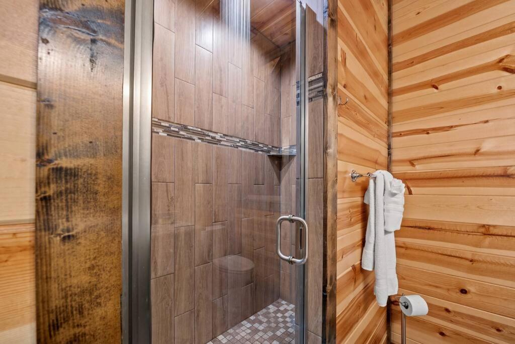 King Suite! Hot Tub, Arcade Games, L2 Ev, Fire Pit, Kids Playset, Ping Pong, Dog Friendly Hébergement de vacances Broken Bow