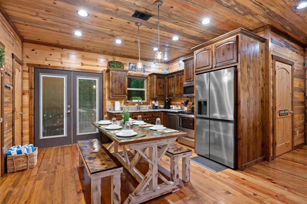 King Suite! Hot Tub, Arcade Games, L2 Ev, Fire Pit, Kids Playset, Ping Pong, Dog Friendly Broken Bow