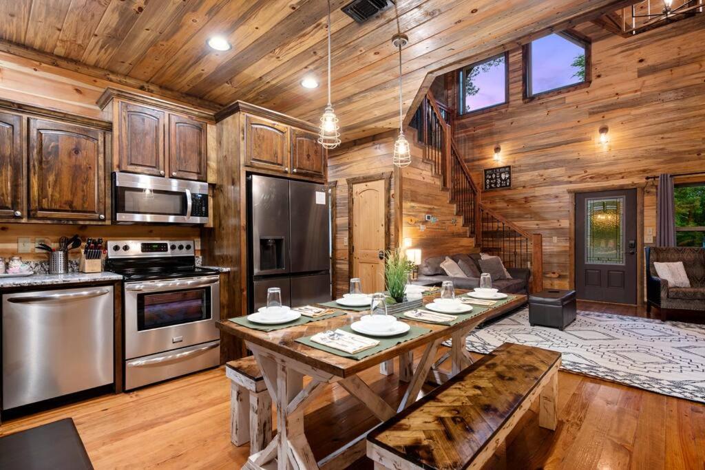 King Suite! Hot Tub, Arcade Games, L2 Ev, Fire Pit, Kids Playset, Ping Pong, Dog Friendly Hébergement de vacances *