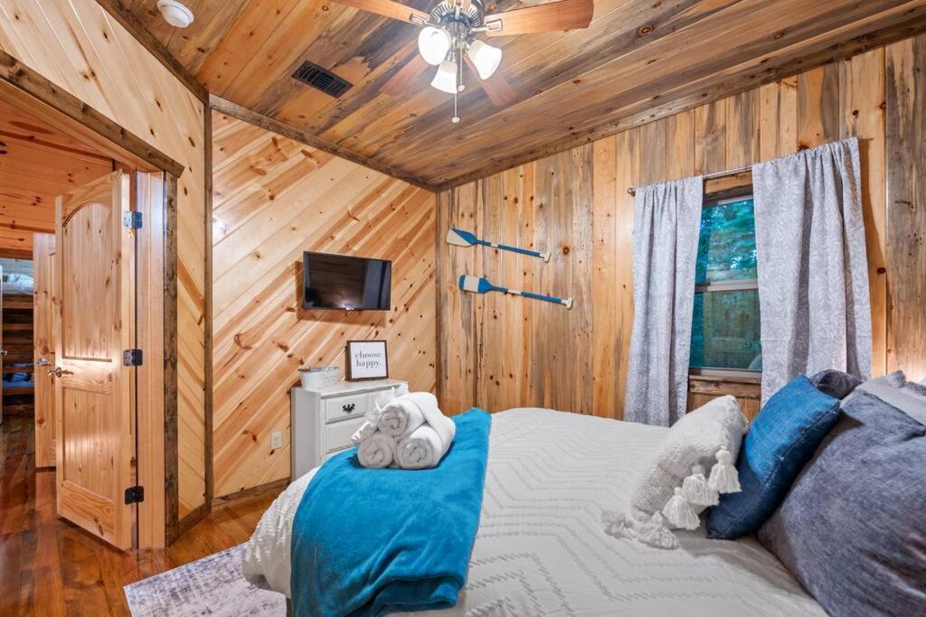 Hébergement de vacances King Suite! Hot Tub, Arcade Games, L2 Ev, Fire Pit, Kids Playset, Ping Pong, Dog Friendly *