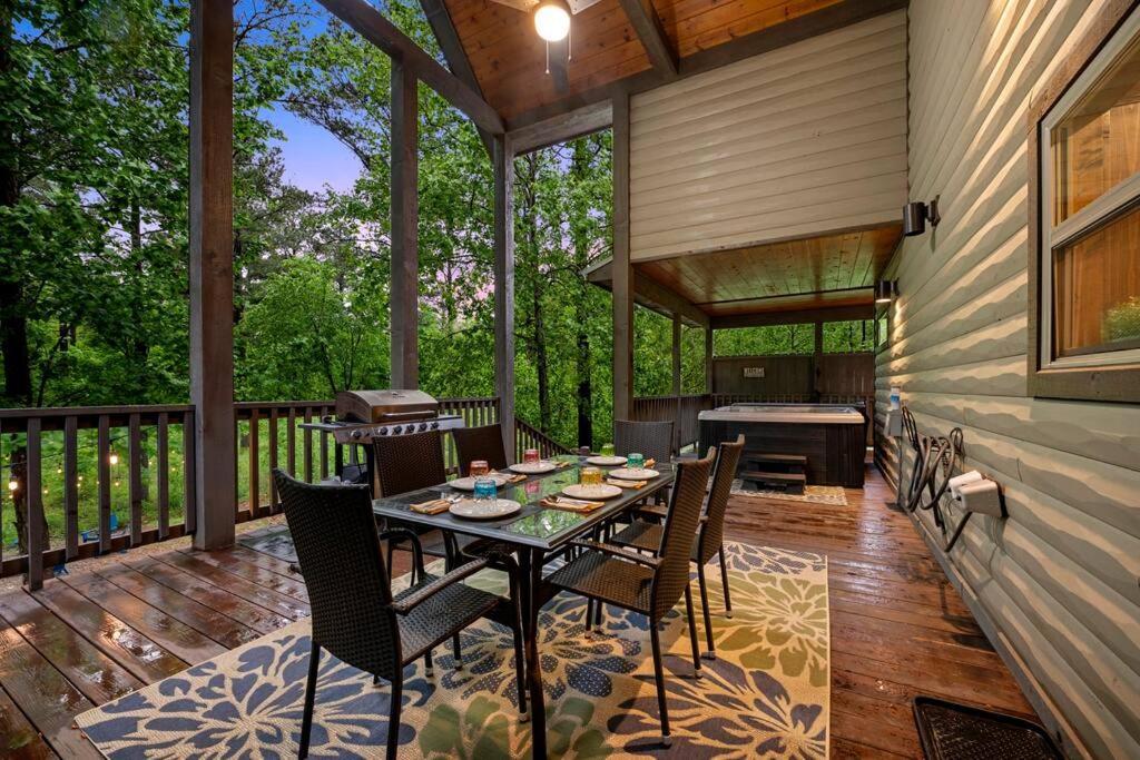 Hébergement de vacances King Suite! Hot Tub, Arcade Games, L2 Ev, Fire Pit, Kids Playset, Ping Pong, Dog Friendly Broken Bow