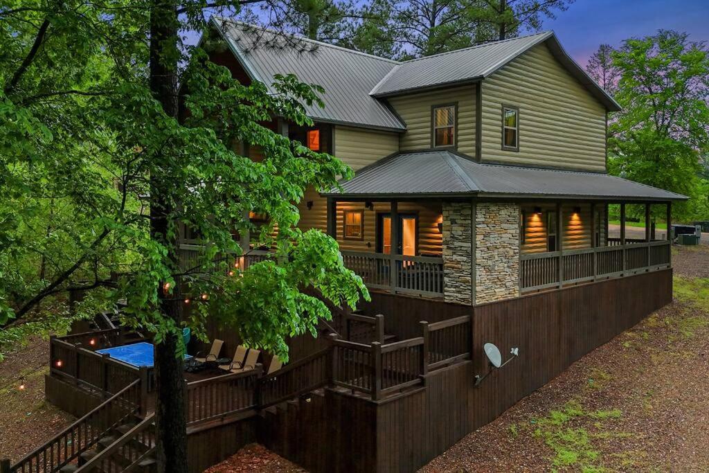 King Suite! Hot Tub, Arcade Games, L2 Ev, Fire Pit, Kids Playset, Ping Pong, Dog Friendly * Broken Bow