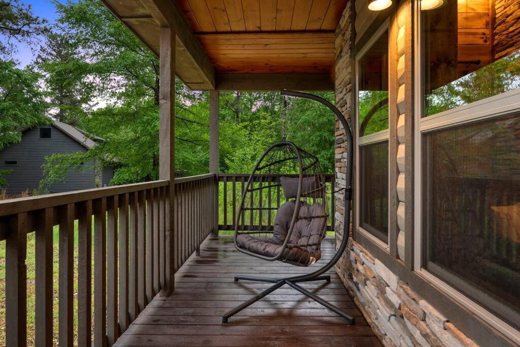 King Suite! Hot Tub, Arcade Games, L2 Ev, Fire Pit, Kids Playset, Ping Pong, Dog Friendly