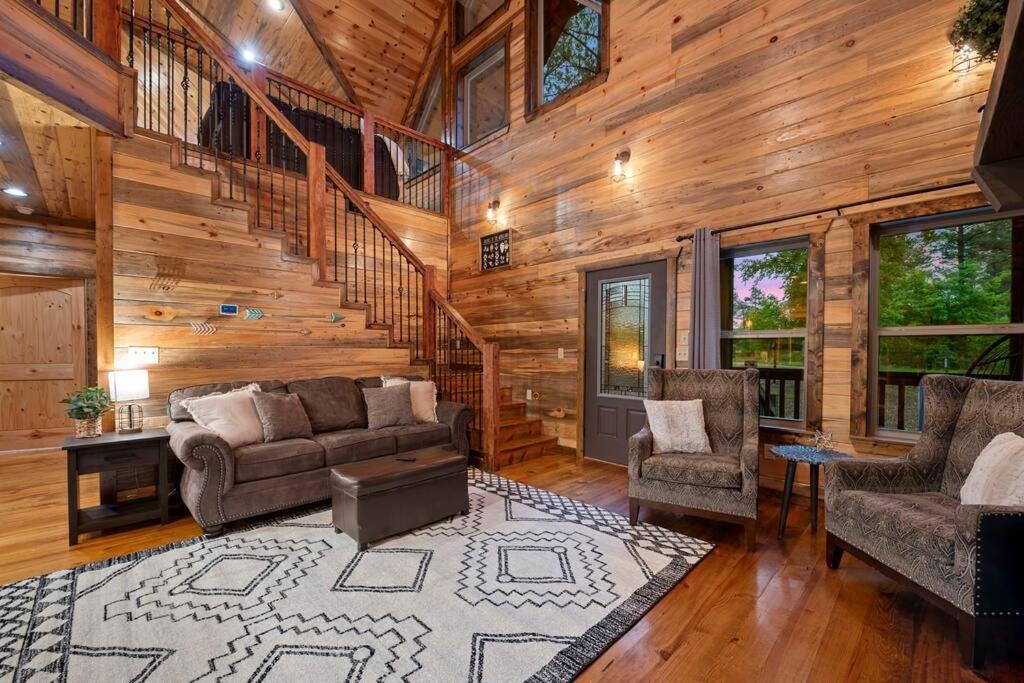 Hébergement de vacances King Suite! Hot Tub, Arcade Games, L2 Ev, Fire Pit, Kids Playset, Ping Pong, Dog Friendly Broken Bow