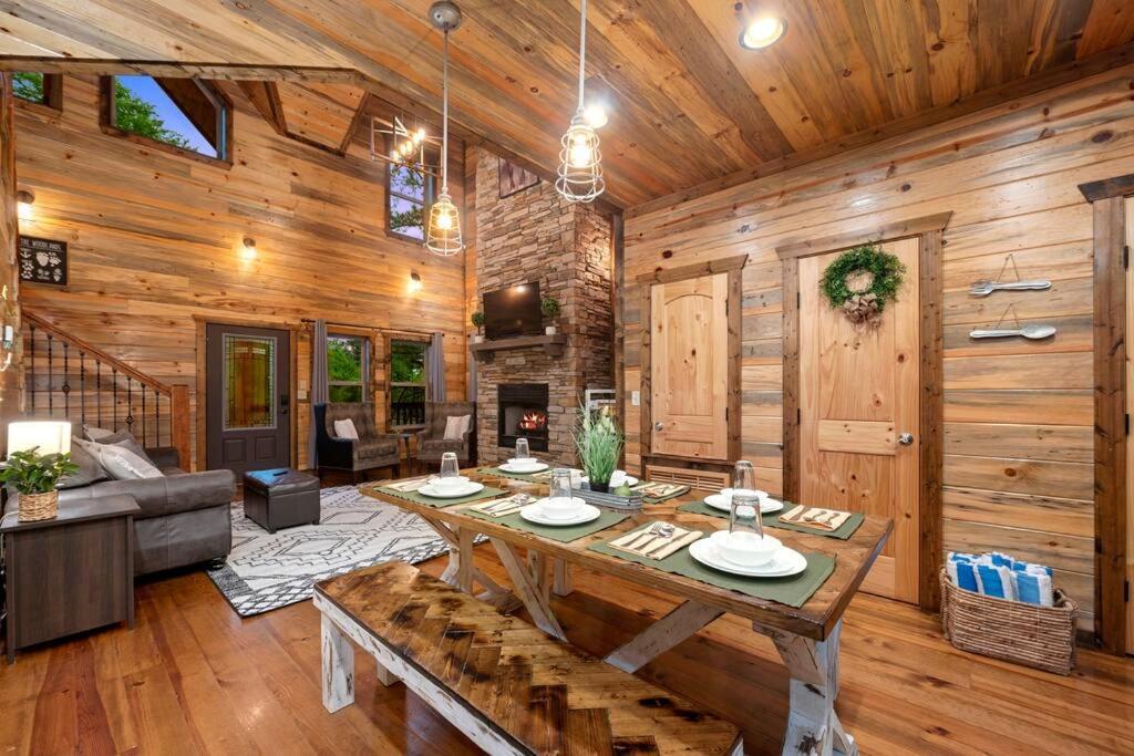 King Suite! Hot Tub, Arcade Games, L2 Ev, Fire Pit, Kids Playset, Ping Pong, Dog Friendly * Broken Bow