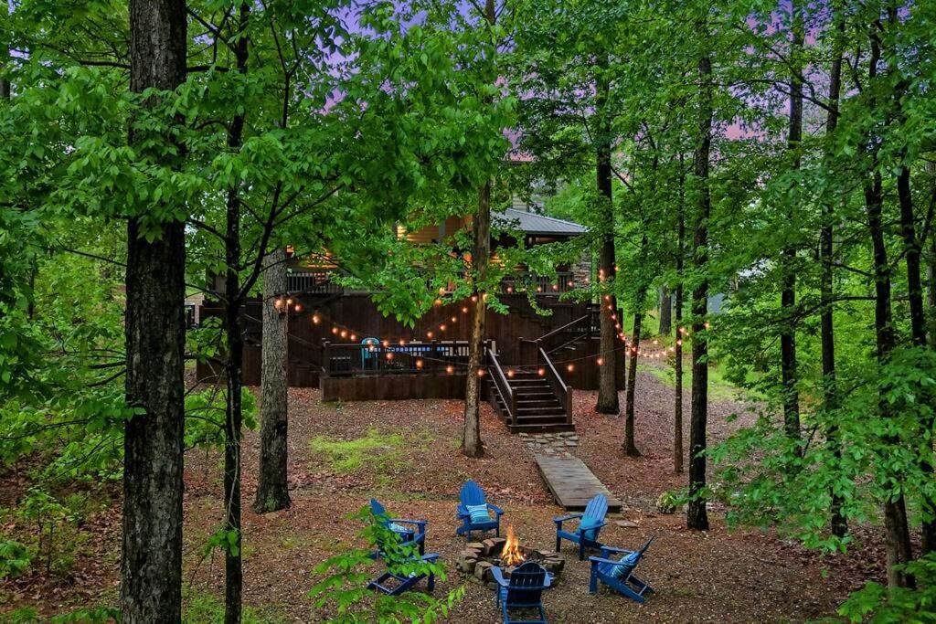 Holiday home King Suite! Hot Tub, Arcade Games, L2 Ev, Fire Pit, Kids Playset, Ping Pong, Dog Friendly Broken Bow