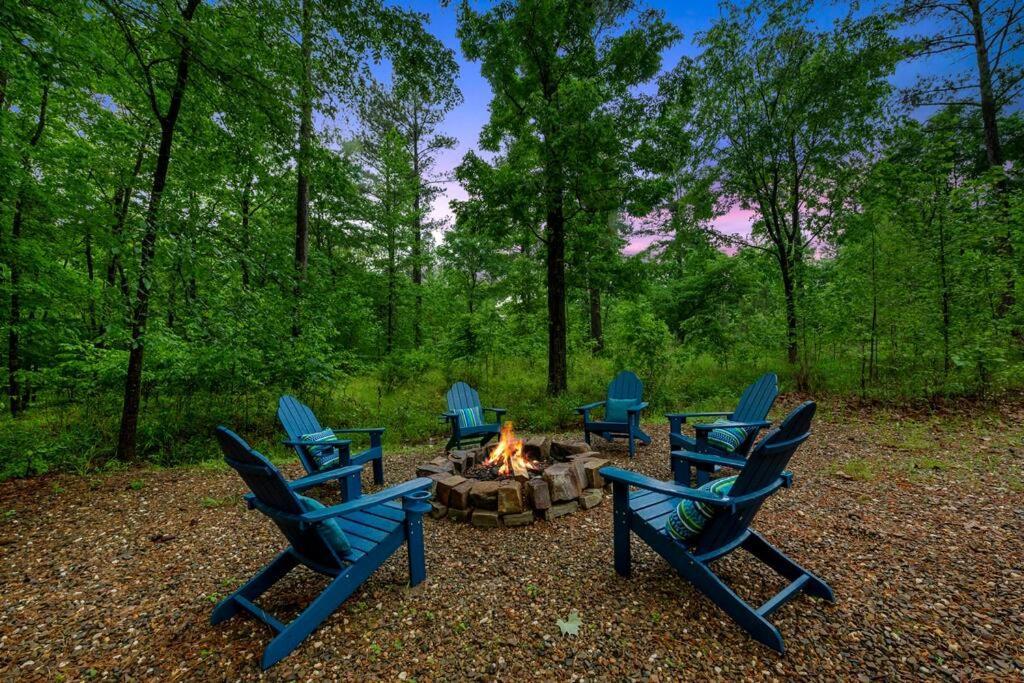 King Suite! Hot Tub, Arcade Games, L2 Ev, Fire Pit, Kids Playset, Ping Pong, Dog Friendly *
