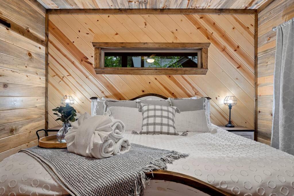 King Suite! Hot Tub, Arcade Games, L2 Ev, Fire Pit, Kids Playset, Ping Pong, Dog Friendly * Broken Bow