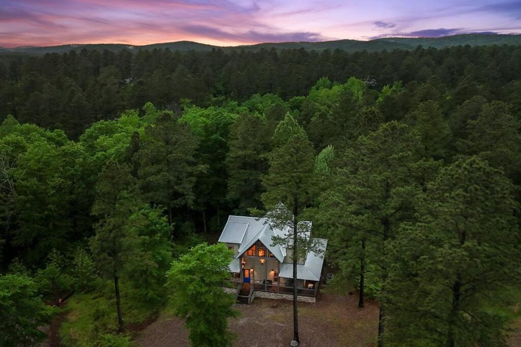 King Suite! Hot Tub, Arcade Games, L2 Ev, Fire Pit, Kids Playset, Ping Pong, Dog Friendly Broken Bow