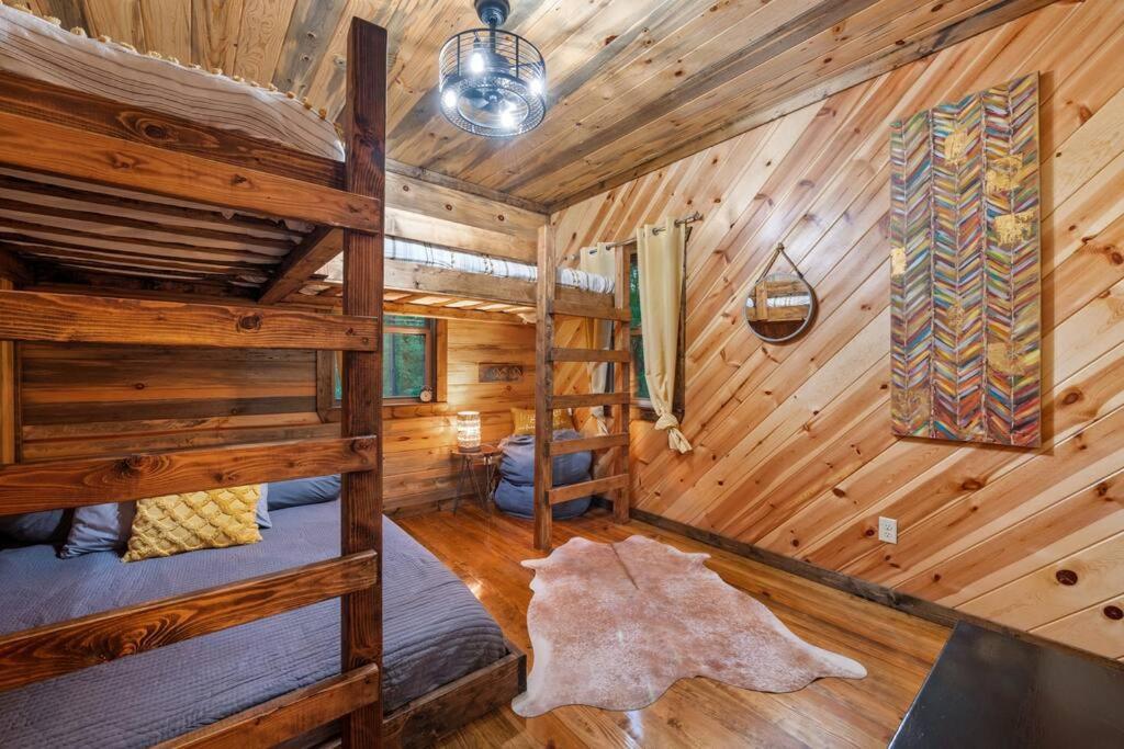 King Suite! Hot Tub, Arcade Games, L2 Ev, Fire Pit, Kids Playset, Ping Pong, Dog Friendly