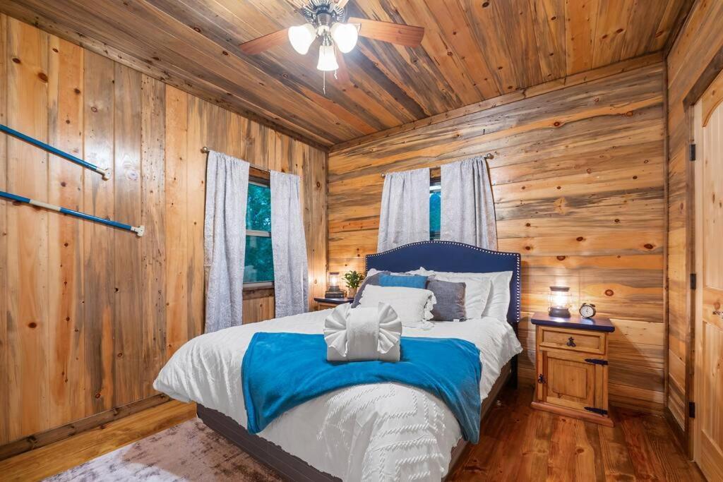 Hébergement de vacances King Suite! Hot Tub, Arcade Games, L2 Ev, Fire Pit, Kids Playset, Ping Pong, Dog Friendly