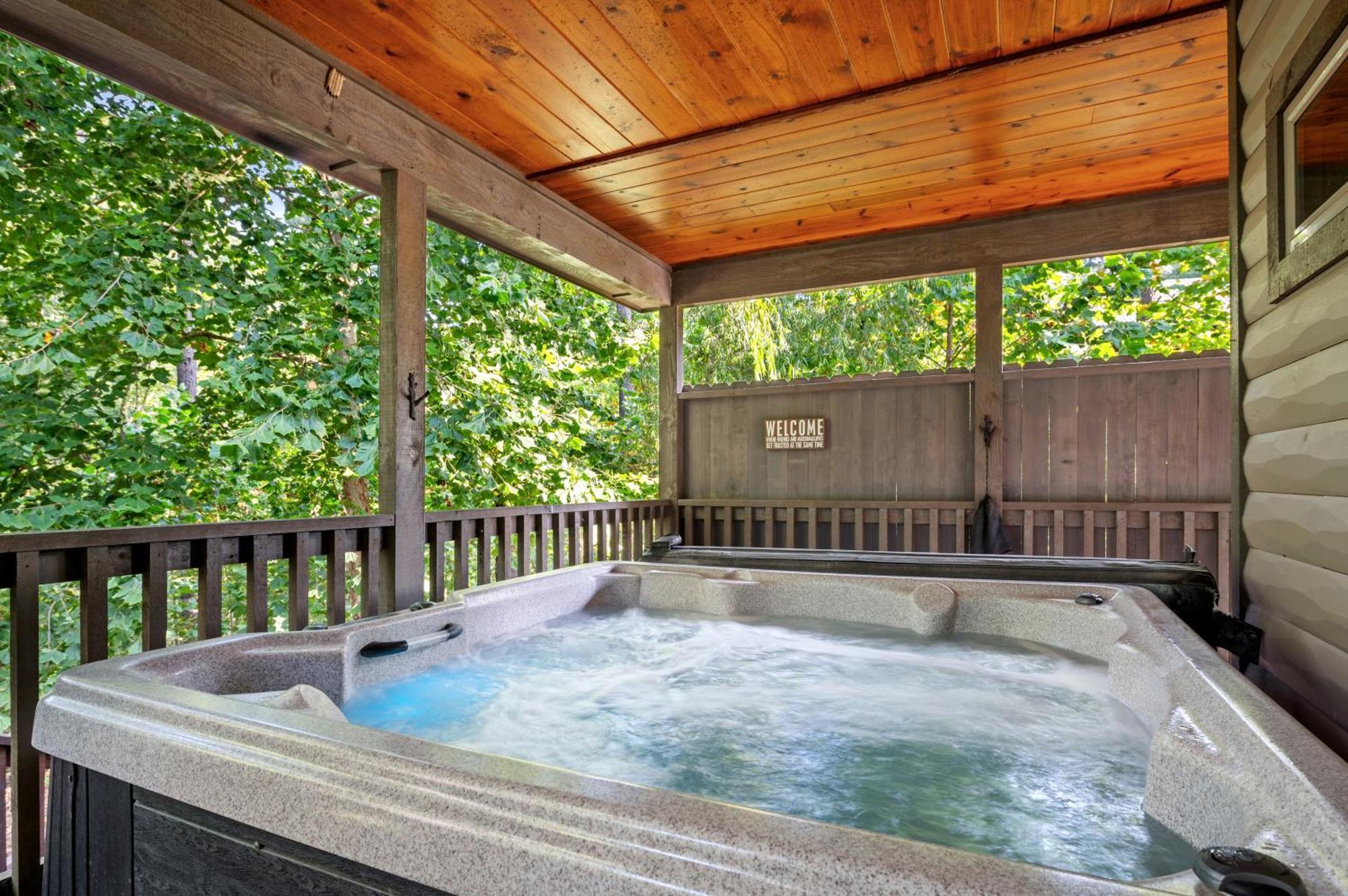 Hébergement de vacances King Suite! Hot Tub, Arcade Games, L2 Ev, Fire Pit, Kids Playset, Ping Pong, Dog Friendly Broken Bow