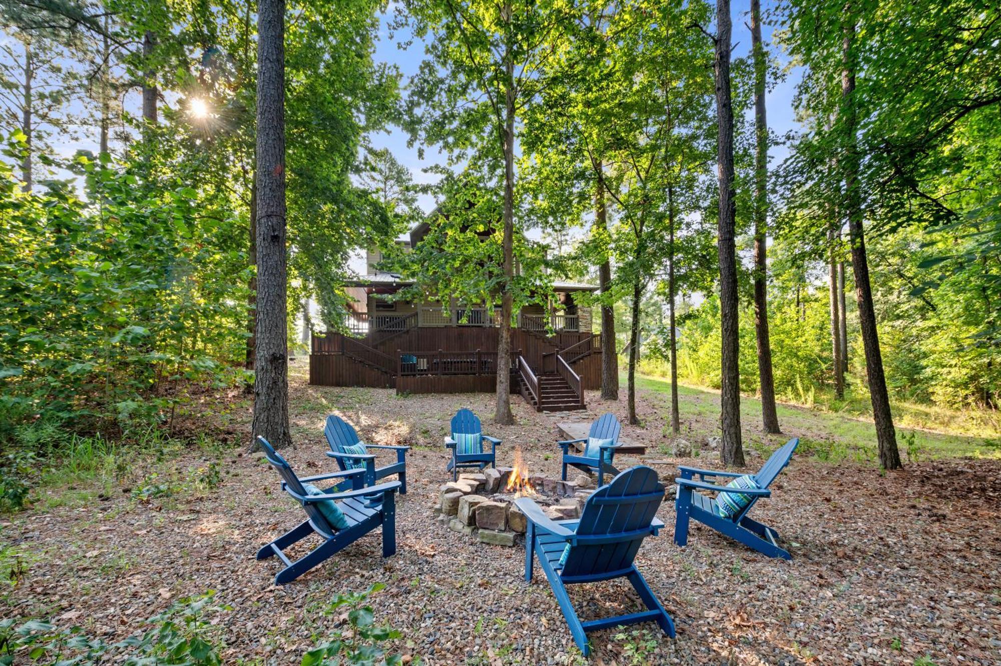 King Suite! Hot Tub, Arcade Games, L2 Ev, Fire Pit, Kids Playset, Ping Pong, Dog Friendly Broken Bow