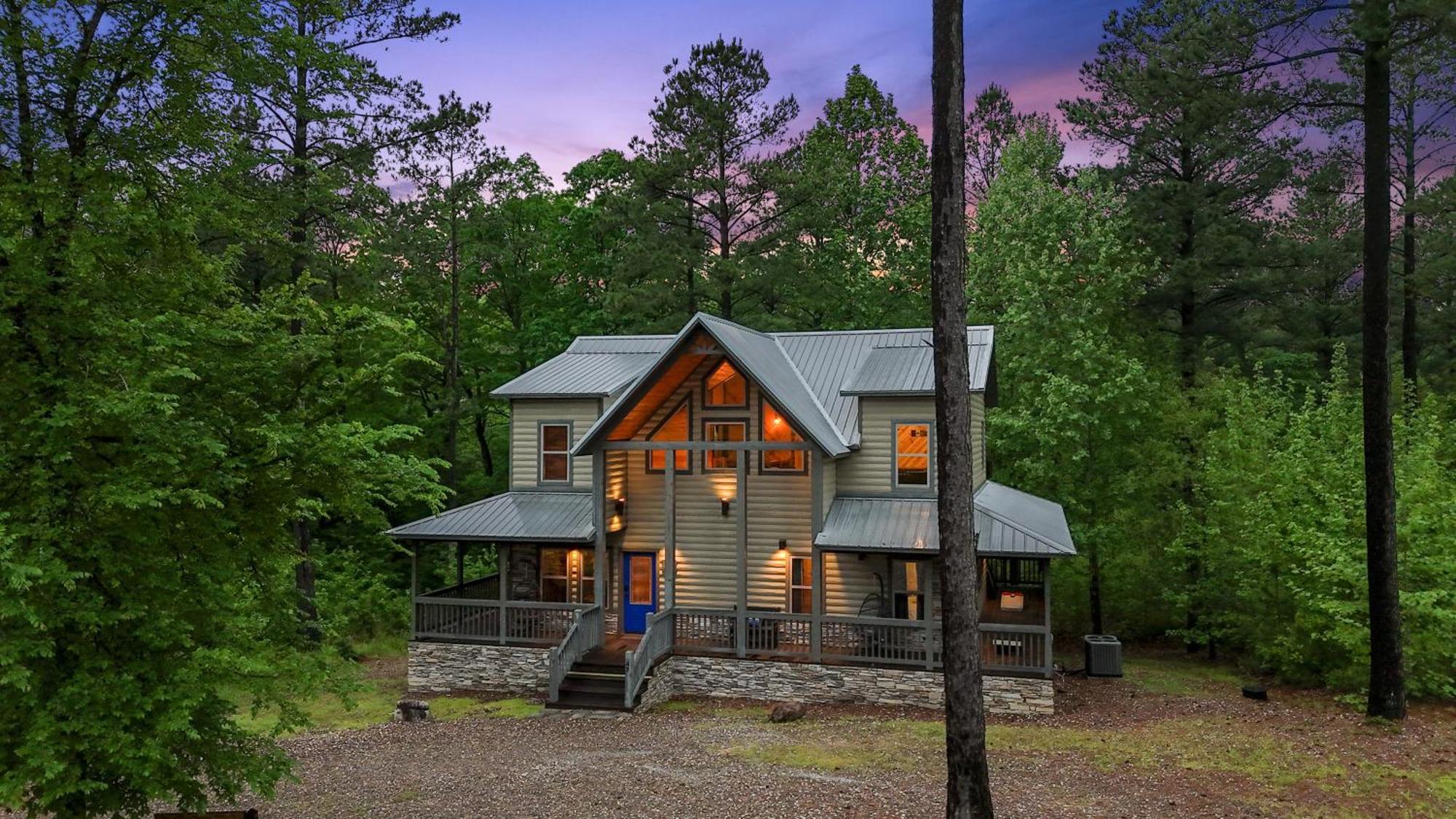 King Suite! Hot Tub, Arcade Games, L2 Ev, Fire Pit, Kids Playset, Ping Pong, Dog Friendly Broken Bow