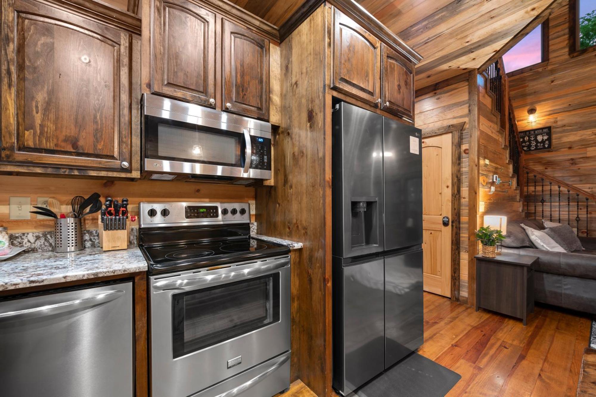 Holiday home King Suite! Hot Tub, Arcade Games, L2 Ev, Fire Pit, Kids Playset, Ping Pong, Dog Friendly
