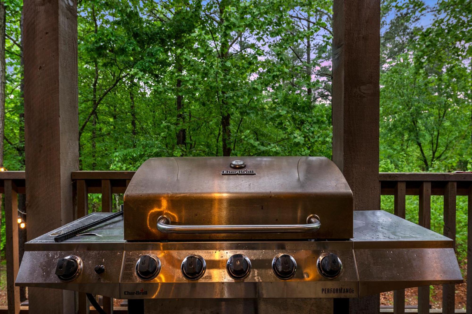 Holiday home King Suite! Hot Tub, Arcade Games, L2 Ev, Fire Pit, Kids Playset, Ping Pong, Dog Friendly