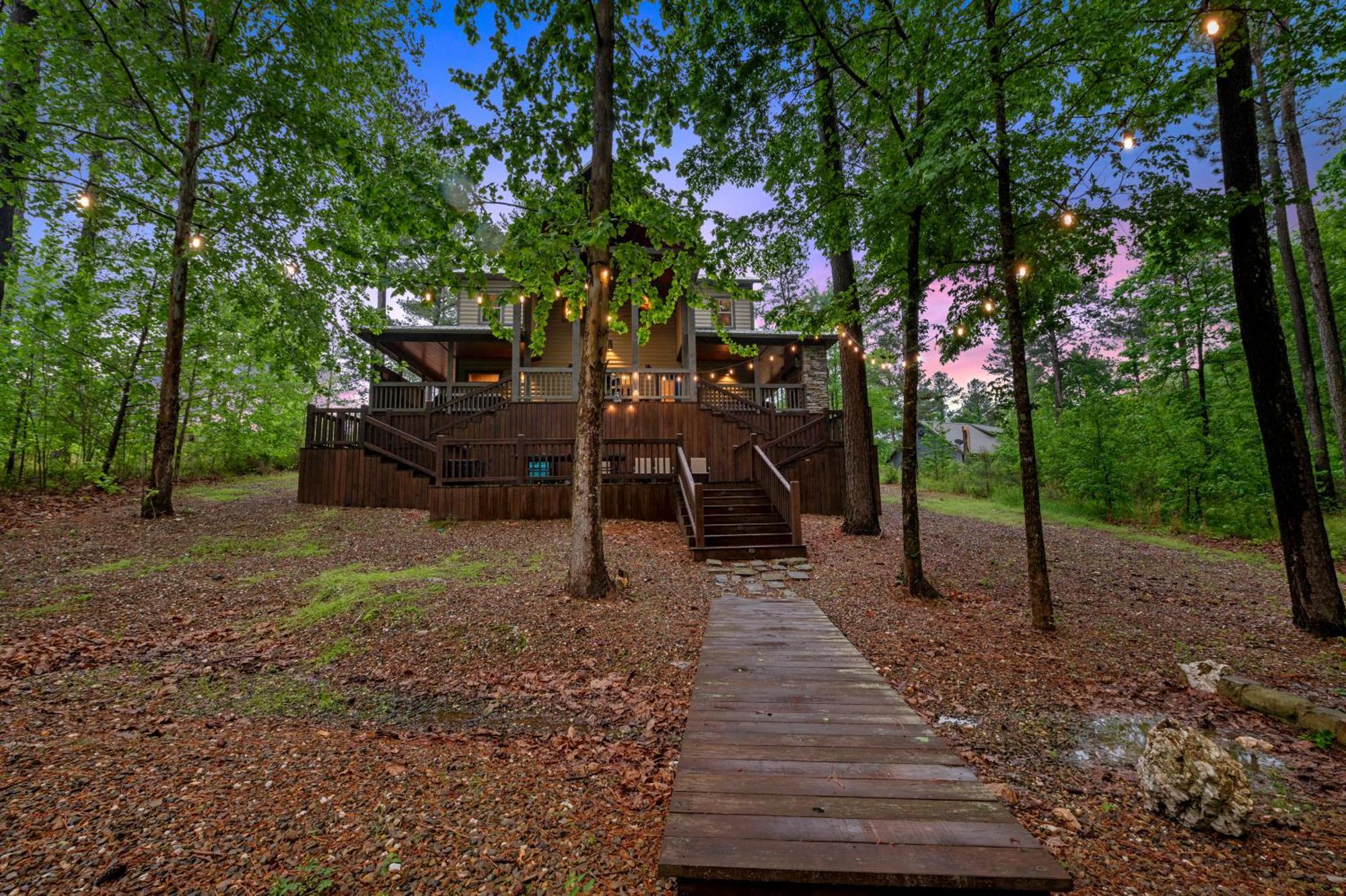 Hébergement de vacances King Suite! Hot Tub, Arcade Games, L2 Ev, Fire Pit, Kids Playset, Ping Pong, Dog Friendly *