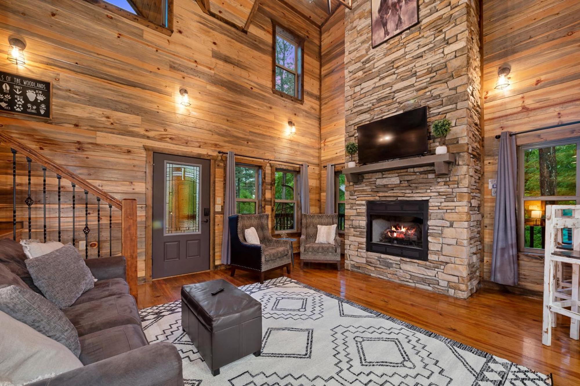King Suite! Hot Tub, Arcade Games, L2 Ev, Fire Pit, Kids Playset, Ping Pong, Dog Friendly *