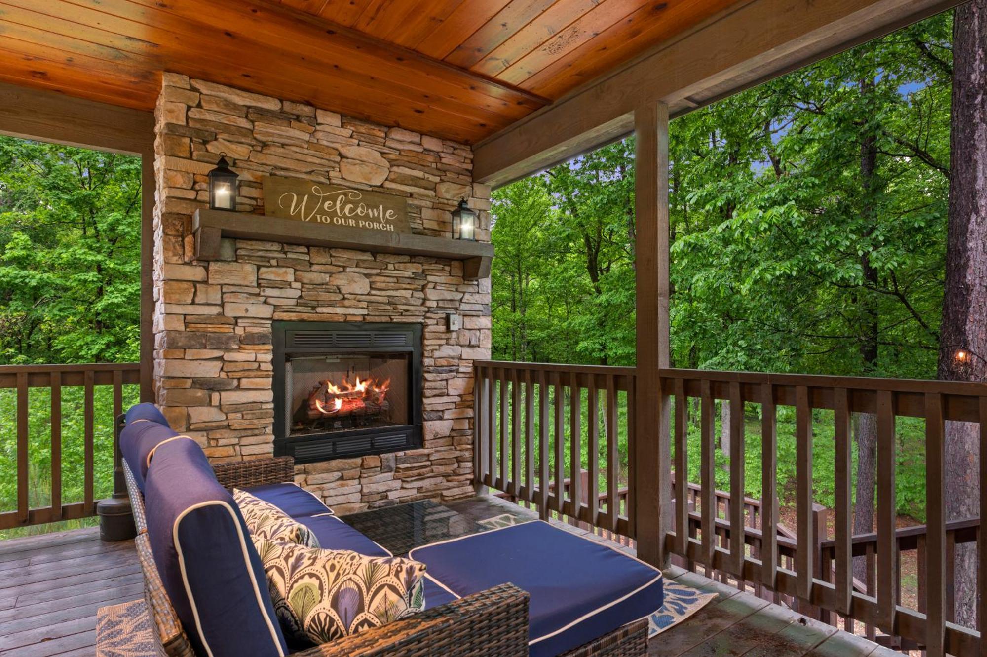 King Suite! Hot Tub, Arcade Games, L2 Ev, Fire Pit, Kids Playset, Ping Pong, Dog Friendly Broken Bow