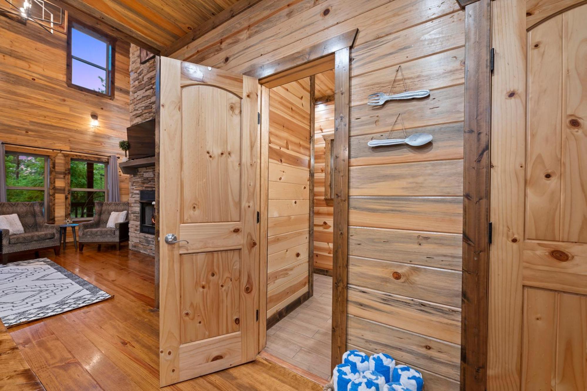 King Suite! Hot Tub, Arcade Games, L2 Ev, Fire Pit, Kids Playset, Ping Pong, Dog Friendly Hébergement de vacances