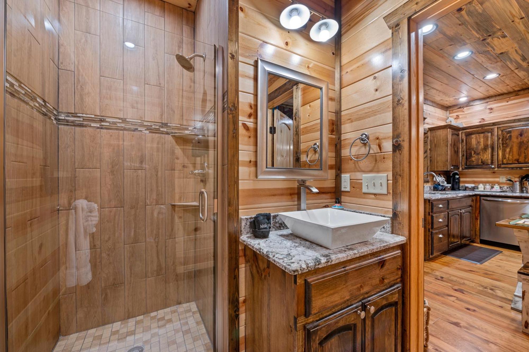 King Suite! Hot Tub, Arcade Games, L2 Ev, Fire Pit, Kids Playset, Ping Pong, Dog Friendly