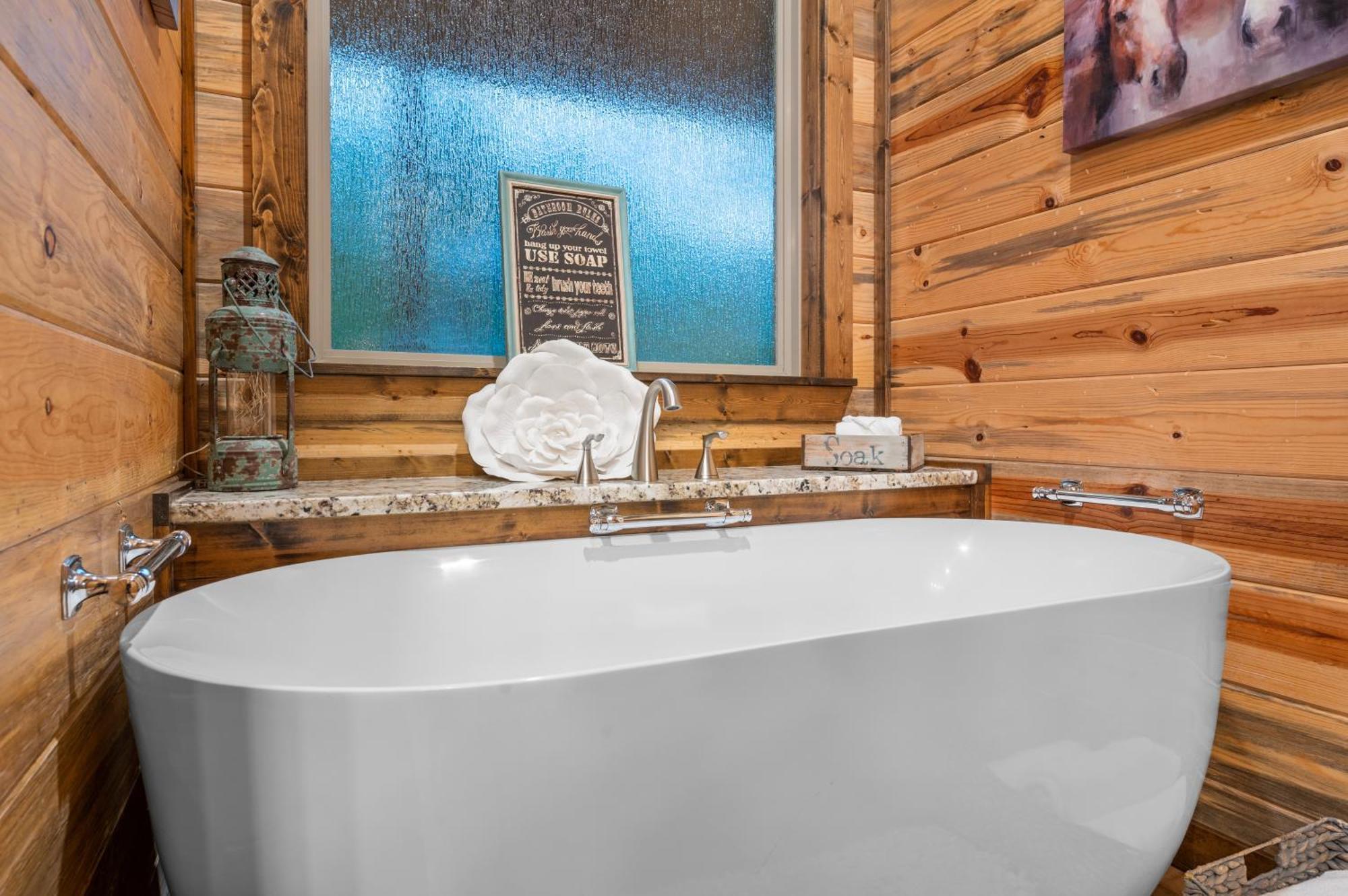 Hébergement de vacances King Suite! Hot Tub, Arcade Games, L2 Ev, Fire Pit, Kids Playset, Ping Pong, Dog Friendly *