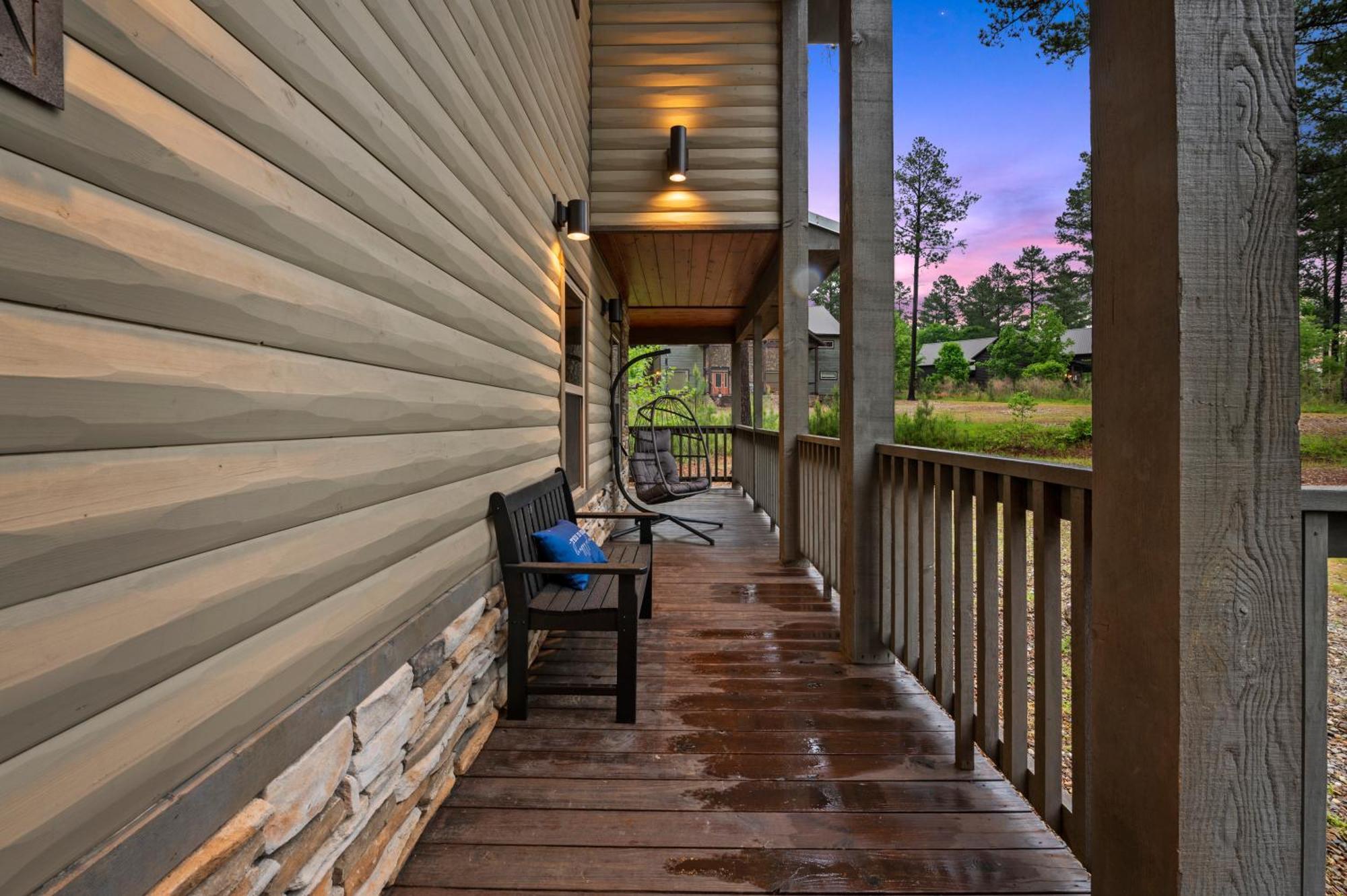 King Suite! Hot Tub, Arcade Games, L2 Ev, Fire Pit, Kids Playset, Ping Pong, Dog Friendly Holiday home