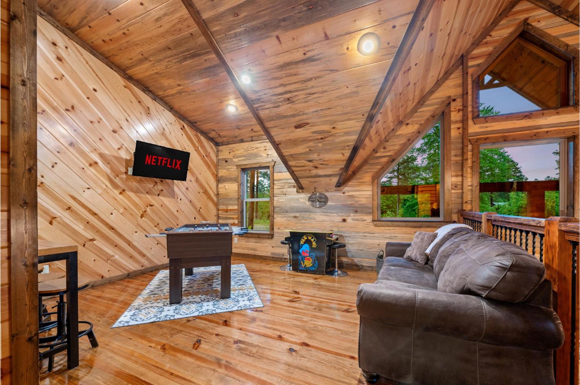 Hébergement de vacances King Suite! Hot Tub, Arcade Games, L2 Ev, Fire Pit, Kids Playset, Ping Pong, Dog Friendly
