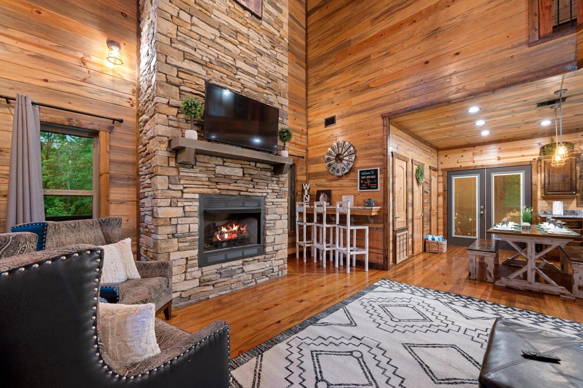 King Suite! Hot Tub, Arcade Games, L2 Ev, Fire Pit, Kids Playset, Ping Pong, Dog Friendly Holiday home Broken Bow