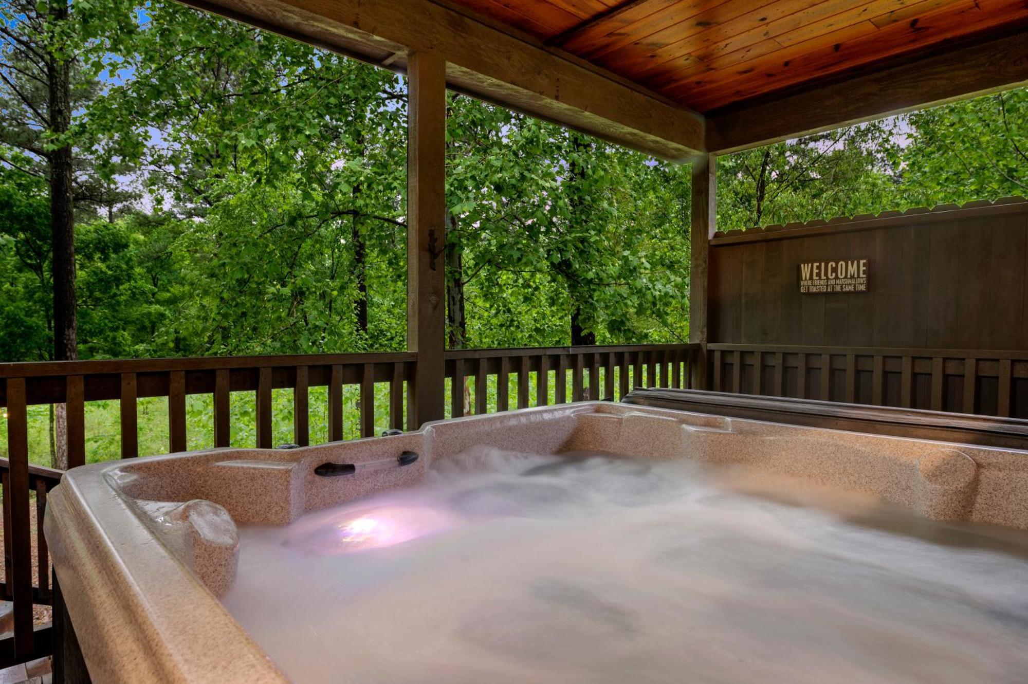 Holiday home King Suite! Hot Tub, Arcade Games, L2 Ev, Fire Pit, Kids Playset, Ping Pong, Dog Friendly *