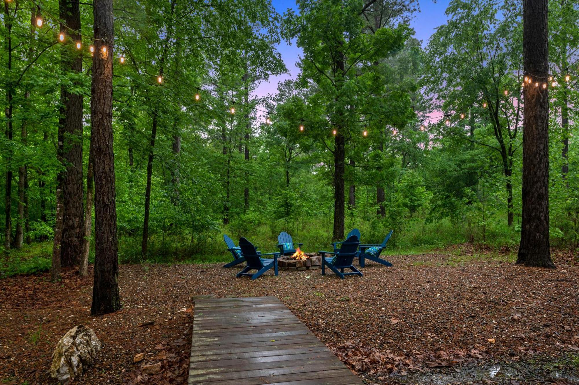 King Suite! Hot Tub, Arcade Games, L2 Ev, Fire Pit, Kids Playset, Ping Pong, Dog Friendly Broken Bow