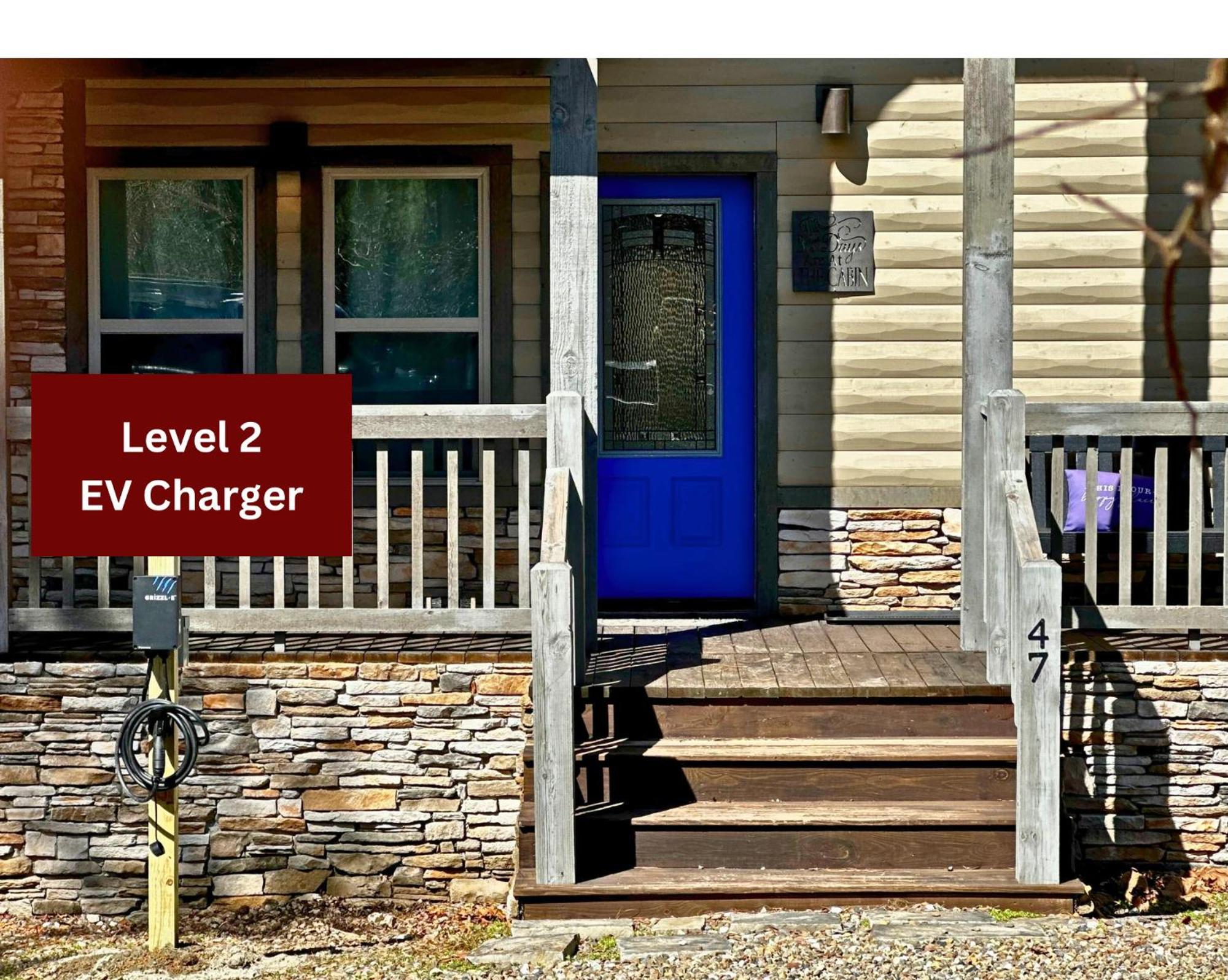 Holiday home King Suite! Hot Tub, Arcade Games, L2 Ev, Fire Pit, Kids Playset, Ping Pong, Dog Friendly